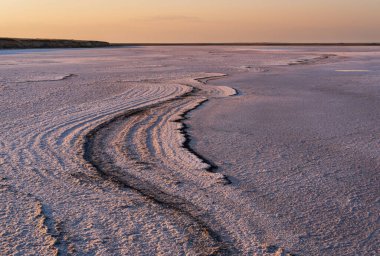 Genichesk Pembesi üzerinde gün batımı son derece tuzlu göl (kristal tuz kalıntılarıyla mikro algler tarafından renklendirilmiş), Ukrayna.
