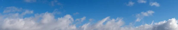 雲と青い空 広い雲の背景パノラマ — ストック写真