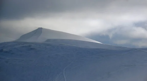 Cárpatos Invierno Montaña Paisaje Nublado —  Fotos de Stock