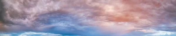 Nubes Esponjosas Cielo Nublado Por Noche Vista Panorámica Clima Medio — Foto de Stock