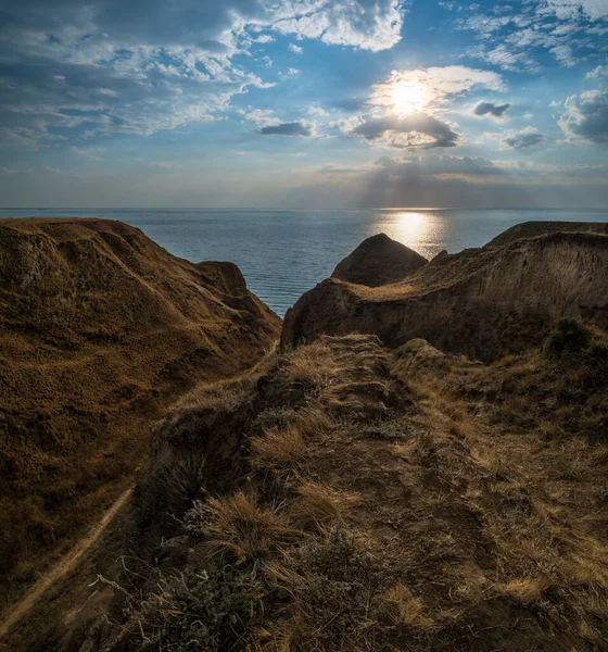 Pintoresco Paisaje Atardecer Las Montañas Arcilla Stanislav Cañones Sobre Bahía —  Fotos de Stock