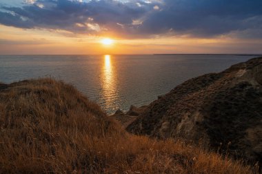Stanislav kil dağlarının ve Dnipro nehir körfezi üzerindeki kanyonların resimli günbatımı manzarası Karadeniz, Ukrayna, Kherson Büyük Kanyonu.