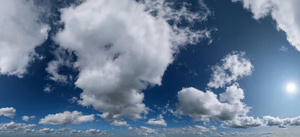 Błękitne Niebo Chmurami Słońcem Szeroka Panorama Zachmurzenia Tła — Zdjęcie stockowe