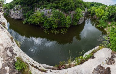 Buky Canyon ve Hirskyi Tikych nehri yaz manzarası, Ukrayna