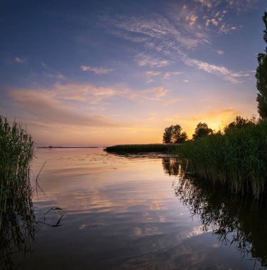 Dnipro nehri yaz günbatımı alacakaranlık manzarası, Ukrayna