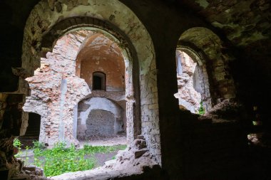 Terk edilmiş Askeri Tarakaniv Kalesi bodrumları (diğer adları Dubno Kalesi, Yeni Dubna Kalesi) - 19. yüzyılın bir savunma yapısı, mimari anıtı, Tarakaniv, Rivne bölgesi, Ukrayna.