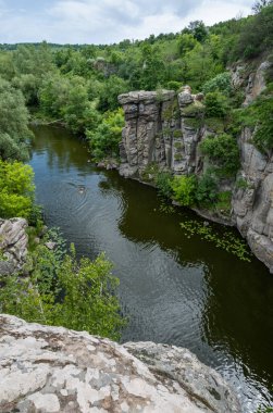 Buky Canyon yaz manzarası, Hirskyi Tikych nehri, Çerkasy Bölgesi, Ukrayna. İnsanlar tanınmaz halde..