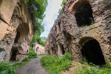 Terk Edilmiş Askeri Tarakaniv Kalesi (diğer adıyla Dubno Kalesi, Yeni Dubna Kalesi) 19. yüzyılın mimari anıtı, Tarakaniv, Rivne bölgesi, Ukrayna.