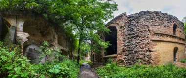 Terk Edilmiş Askeri Tarakaniv Kalesi (diğer adıyla Dubno Kalesi, Yeni Dubna Kalesi) 19. yüzyılın mimari anıtı, Tarakaniv, Rivne bölgesi, Ukrayna.