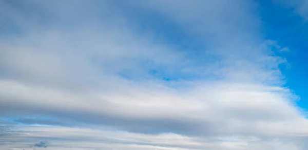 Céu Azul Com Nuvens Luz Solar Amplo Panorama Fundo Paisagem — Fotografia de Stock