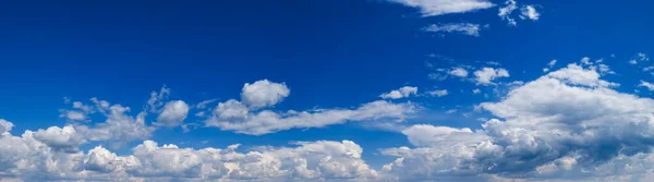 Blauwe Lucht Met Wolken Zonlicht Breed Wolkenlandschap Achtergrond Panorama — Stockfoto