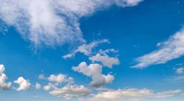 Nubes Blancas Azul Cielo Verano Fondo Panorámico — Foto de Stock