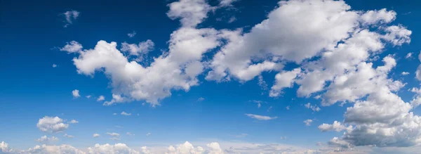 Nuvens Brancas Céu Azul Verão Fundo Panorâmico — Fotografia de Stock