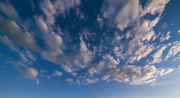 Nuvens Brancas Fofas Céu Azul Escuro Azul Escuro Por Sol — Fotografia de Stock