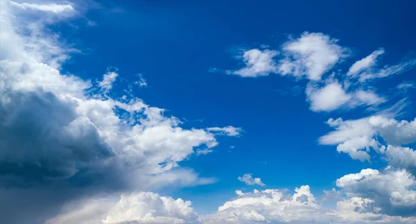Blauer Himmel Mit Wolken Sonnenlicht Weite Wolkenlandschaft Hintergrundpanorama — Stockfoto