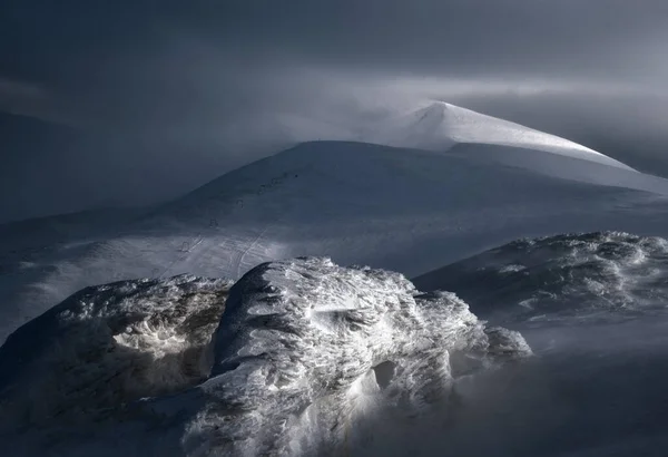 Snow Covered Winter Mountains Last Evening Sunlight Magnificent Windy Dusk — Stock Photo, Image