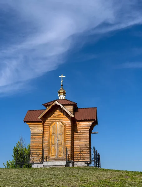 Kleine Alte Hölzerne Kapelle Auf Sommergrünem Grashügel Und Blauem Himmel — Stockfoto