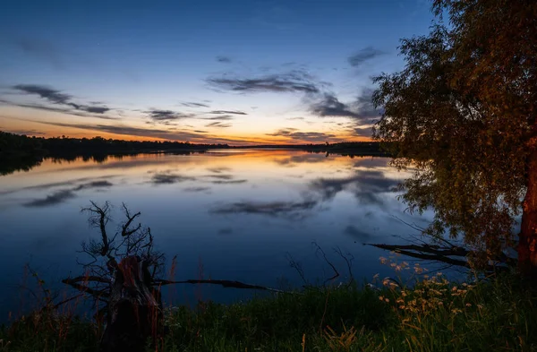 Zomer Avond Schemering Uitzicht Pittoreske Vlakte Meer Met Bos Bloeiende — Stockfoto