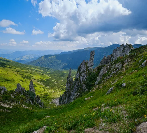 Resimli Kaya Oluşumlarıyla Yaz Dağı Yamacı Shpyci Dağı Karpatlar Ukrayna — Stok fotoğraf