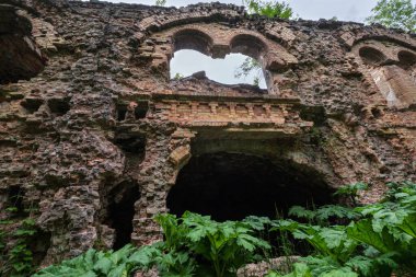 Terk Edilmiş Askeri Tarakaniv Kalesi (diğer adıyla Dubno Kalesi, Yeni Dubna Kalesi) 19. yüzyılın mimari anıtı, Tarakaniv, Rivne bölgesi, Ukrayna.