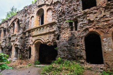 Terk Edilmiş Askeri Tarakaniv Kalesi (diğer adıyla Dubno Kalesi, Yeni Dubna Kalesi) 19. yüzyılın mimari anıtı, Tarakaniv, Rivne bölgesi, Ukrayna.