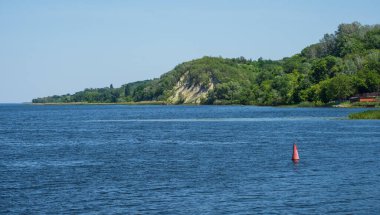 Dnipro nehri çiçek açan yaz manzarası, Kaniv su deposu, Kyiv bölgesi, Ukrayna.