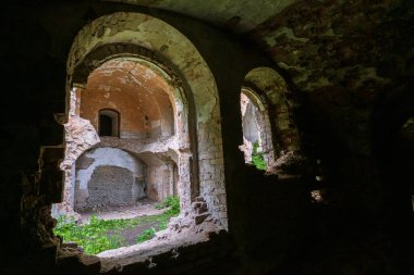 Terk Edilmiş Askeri Tarakaniv Kalesi (diğer adıyla Dubno Kalesi, Yeni Dubna Kalesi) 19. yüzyılın mimari anıtı, Tarakaniv, Rivne bölgesi, Ukrayna.