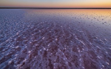 Genichesk Pembesi üzerinde gün batımı son derece tuzlu göl (kristal tuz kalıntılarıyla mikro algler tarafından renklendirilmiş), Ukrayna.