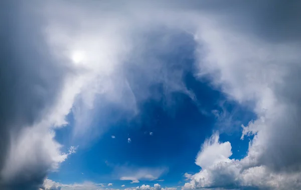 Djup Blå Fantastisk Himmel Med Moln Bildade Fönster Och Solsken — Stockfoto