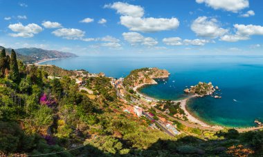 Güzel Taormina panoramik manzarası (Taormina 'ya Merdivenler), Sicilya, İtalya. Sahili, sahili ve adası Isola Bella olan Sicilya deniz manzarası. İnsanlar tanınmaz halde..