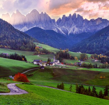 Noel Baba Magdalena 'nın sonbahar şafağı ünlü İtalyan Dolomites köy manzarası Geisler veya Odle Dolomites Grubu dağ kayaları önünde. Resimli seyahat ve kırsal güzellik kavramı.