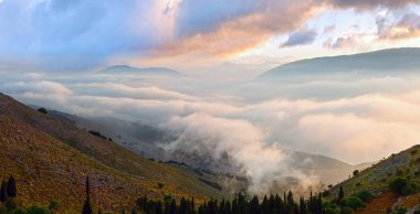 Sabah bulutlu yaz dağ manzarası (Kefalonia, Yunanistan). Panorama.