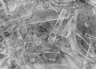 Gri tonlu. Bir sürü uzun buz parçasına yakın çekim. Kış arkaplanı.