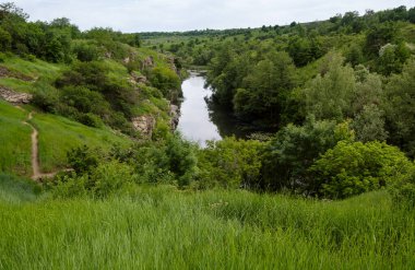 Buky Kanyonu yaz manzarası, Hirskyi Tikych nehri, Çerkasya Bölgesi, Ukrayna.