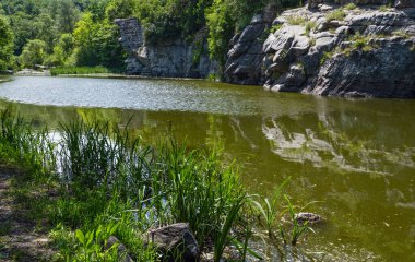 Buky Kanyonu yaz manzarası, Hirskyi Tikych nehri, Çerkasya Bölgesi, Ukrayna.