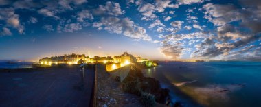 Saint-Malo eski tarihi duvarlı kasaba-kale gece manzarası (La Ville Intra-Muros, Fransa). 