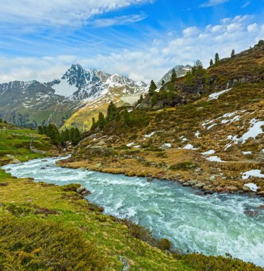 Yaz Alpleri dağ deresi Kaunertal Gletscher, Avusturya, Tirol yolunda