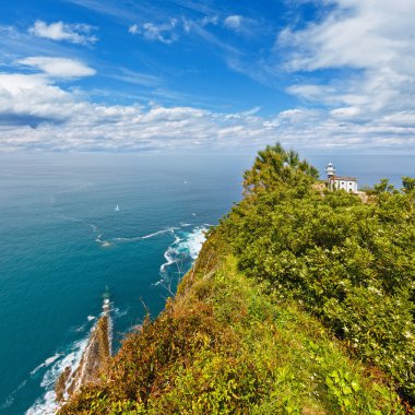 Getaria Lighthouse, Getaria Mouse 'un (kasabanın sembolü) sonunda San Anton Dağı' nda yer alır. İspanya, Bask Ülkesi.