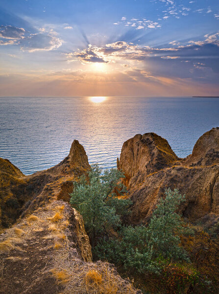 Живописный закатный пейзаж Станиславских глиняных гор и каньонов над Днепровским заливом возле Черного моря, Украина, Херсон Гранд Каньон.