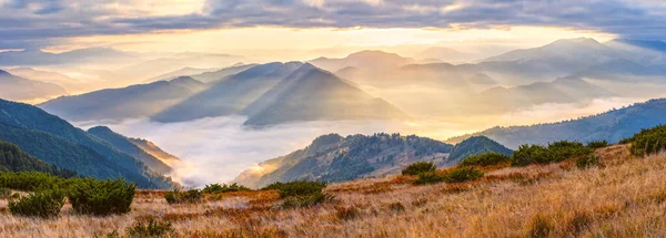 Otoño Mañana Montaña Vista Panorámica Con Rayos Sol Través Bruma — Foto de Stock