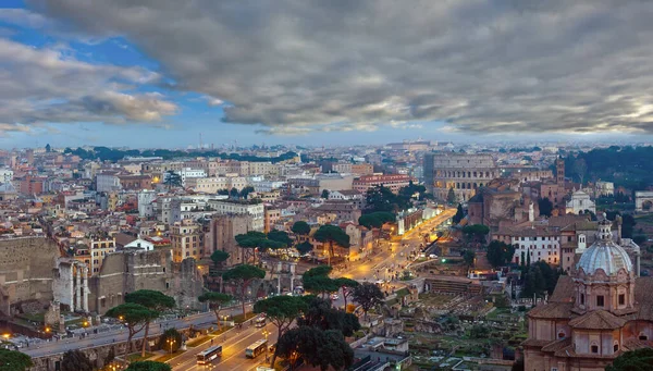 Ruínas Fórum Romano Roma Vista Noturna Cidade Vittoriano Itália Pessoas — Fotografia de Stock