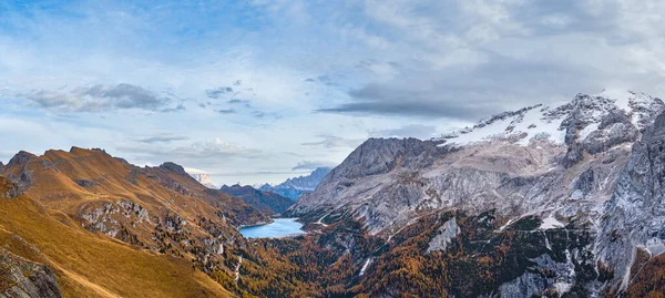 ポルドイ峠とフェダイア湖 トレンティーノ イタリアの間のハイキングパスから秋の夜の高山ドロマイト山のシーン 遠くに雪のマルモラーダ氷河とフェダイア湖 — ストック写真