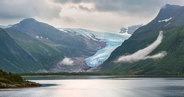 Lake Svartisvatnet Bewolkt Uitzicht Svartisen Glacier Meloy Noorwegen Panorama Stockfoto