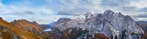 秋天的傍晚 意大利特伦蒂诺的高山多洛美山脉从远足路径上俯瞰着Pordoi山口和Fedaia湖之间的风景 很远的白雪公主冰川和费迪亚湖 — 图库照片