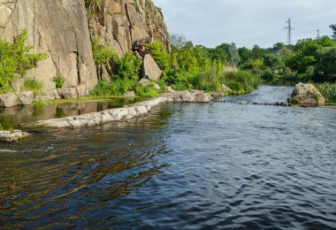 Kayanın yanındaki nehirde küçük resimli bir gölet. Güneşli, Ros nehrinde yaz günü, Boguslav, Ukrayna.