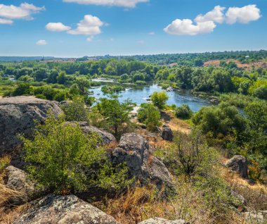 Yaz Pivdennyi Buh (Güney Böceği) nehri, Myhiya, Mykolayiv Bölgesi, Ukrayna. Nehrin kayalık kıyılarıyla manzarası.