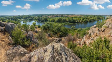 Yaz Pivdennyi Buh (Güney Böceği) nehri, Myhiya, Mykolayiv Bölgesi, Ukrayna. Nehrin kayalık kıyılarıyla manzarası.
