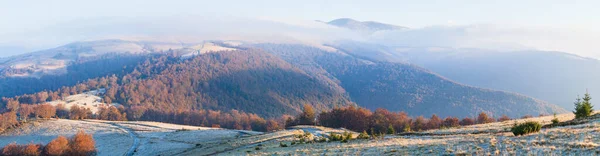 Herfst Ochtend Berg Panoramisch Uitzicht Met Zonnestralen Door Nevel Lage — Stockfoto