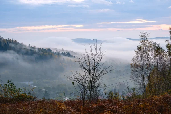 Bulutlu Sisli Sonbahar Dağ Gündoğumu Sahnesi Huzurlu Manzaralı Seyahat Mevsimsel — Stok fotoğraf