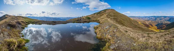 Pequeno Lago Pitoresco Com Reflexos Nuvens Monte Strymba Belo Dia — Fotografia de Stock